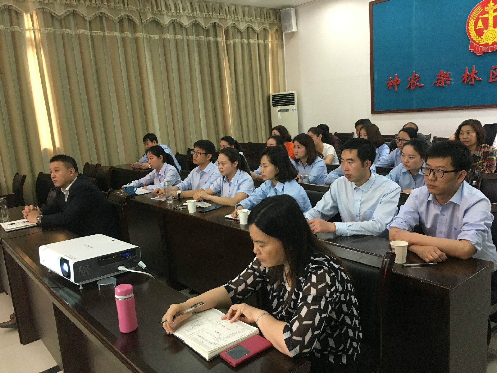 神农架林区人民法院“五四”综合礼仪培训新闻 -  (2).jpg